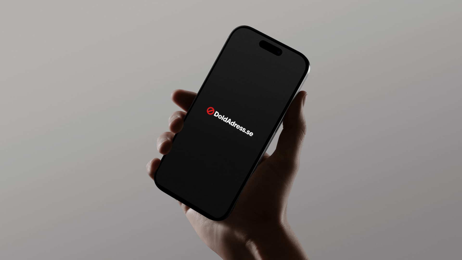 Hand som håller i en smartphone med Doldadress.se-logotyp på skärmen – anonymitet och digital integritet direkt i mobilen.