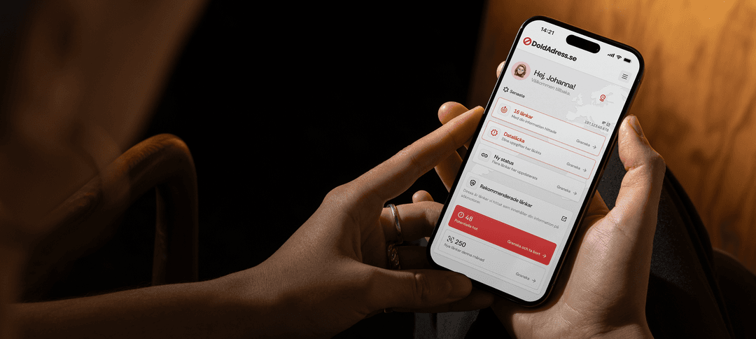 En person håller en mobiltelefon med Doldadress.se:s app öppen, där användaren får en översikt över dataläckor, sökresultat med personlig information och rekommenderade åtgärder.