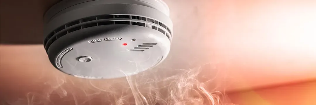 Rökdetektor monterad i tak som reagerar på rök – visar vikten av WiFi-kopplade brandvarnare för ökad säkerhet i hemmet.
