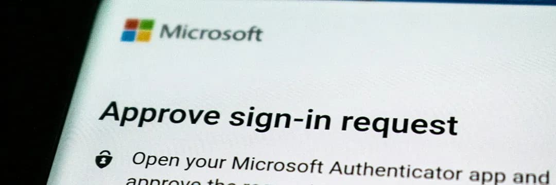 Skärmbild av Microsofts autentiseringsapp med texten ”Approve sign-in request” – används för tvåfaktorsautentisering och ökad kontosäkerhet.