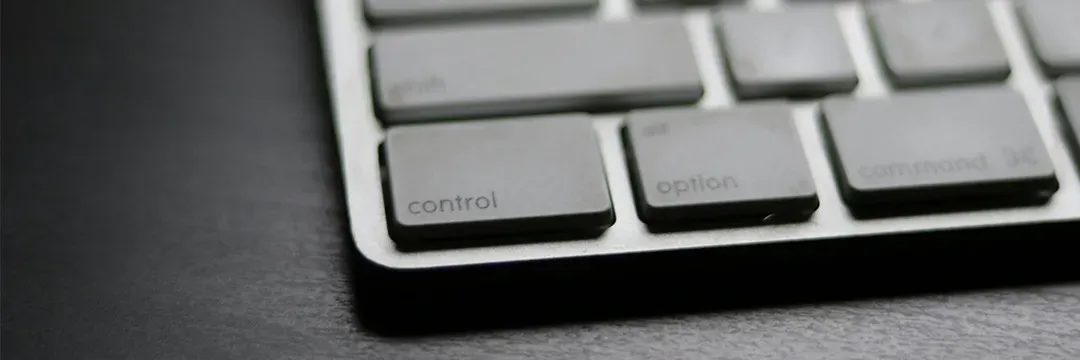 Närbild av tangentbord med fokus på kontroll- och alternativtangenter – symboliserar hur man tar kontroll och kontrollerar om man blivit hackad.