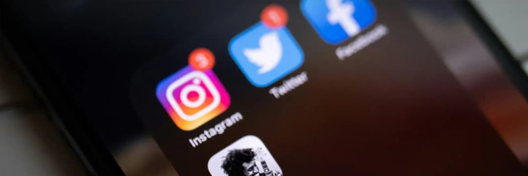 Närbild av en mobilskärm med appar för Instagram, Twitter, och Facebook – symboliserar borttagning av sociala mediekonton från Googles sökresultat.