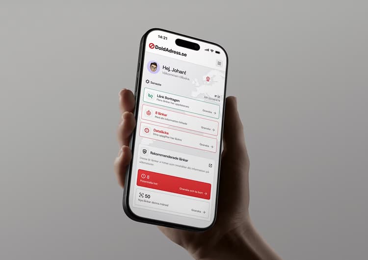 Hand som håller en mobil med DoldAdress.se:s startsida öppen, där användaren Johan ser status för borttagna länkar, dataläckor och potentiella hot mot sin personliga information.