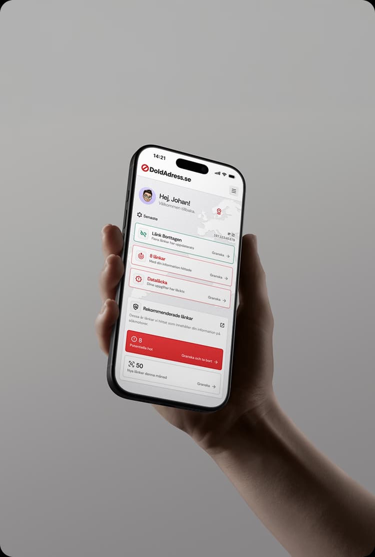 Hand som håller en mobil med DoldAdress.se:s startsida öppen, där användaren Johan ser status för borttagna länkar, dataläckor och potentiella hot mot sin personliga information.