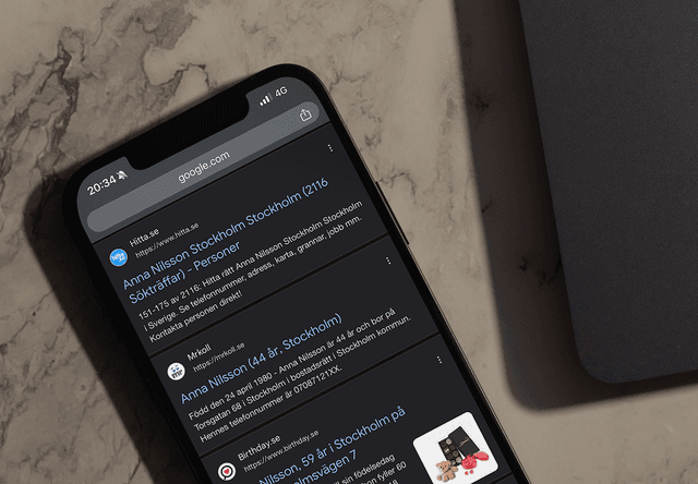 Mobilskärm som visar Google-sökning med personuppgifter från Hitta.se, Mrkoll och Birthday.se indexerade i sökresultatet.